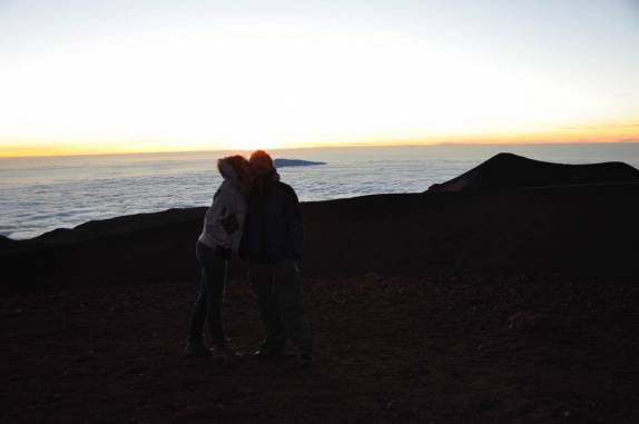 Um delicioso beijo a 4.200 metros de altitude, no topo do Mauna Kea, ponto mais alto da Big island e do Hawaii